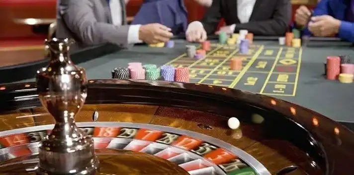 Dealer live casino profesional pada platform km777 yang melayani pemain Indonesia